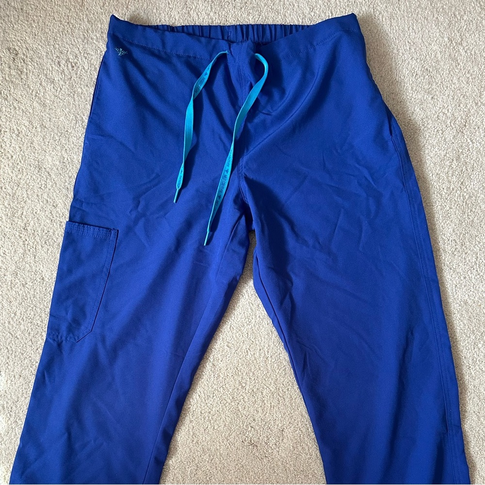 MED COUTURE 
Women’s 8719 1 Cargo Pocket Scrub Pant
Size Small
Galaxy Blue